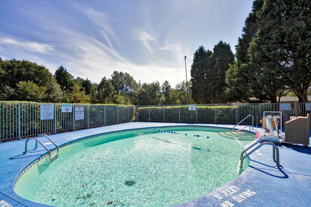 Super 8 By Wyndham Aberdeen Southern Pines Exterior photo
